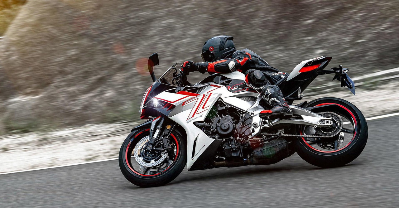 La Zontes 703RR en acción, mostrando su perfil lateral dinámico y deportivo. La Zontes 703RR en acción, mostrando su perfil lateral dinámico y deportivo.