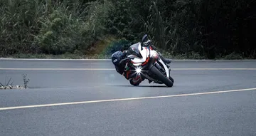 Zontes 703RR en una dinámica de prueba, mostrando su ágil maniobrabilidad.