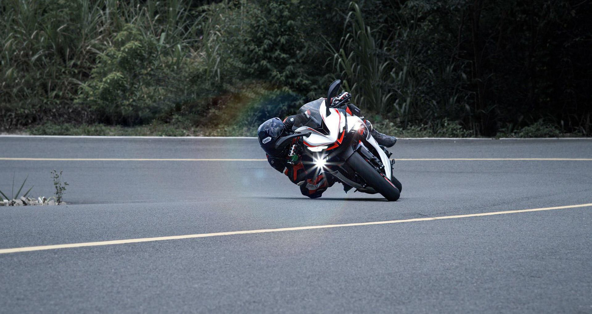 Zontes 703RR en una dinámica de prueba, mostrando su ágil maniobrabilidad.