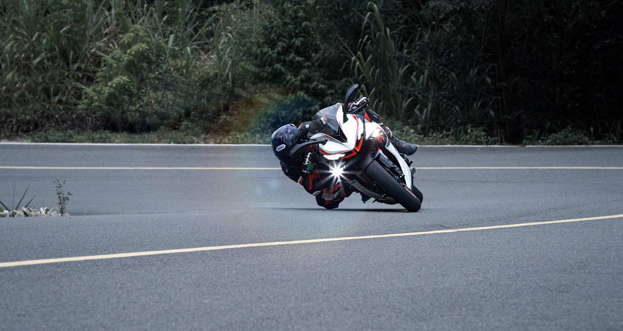 Zontes 703RR en una dinámica de prueba, mostrando su ágil maniobrabilidad.