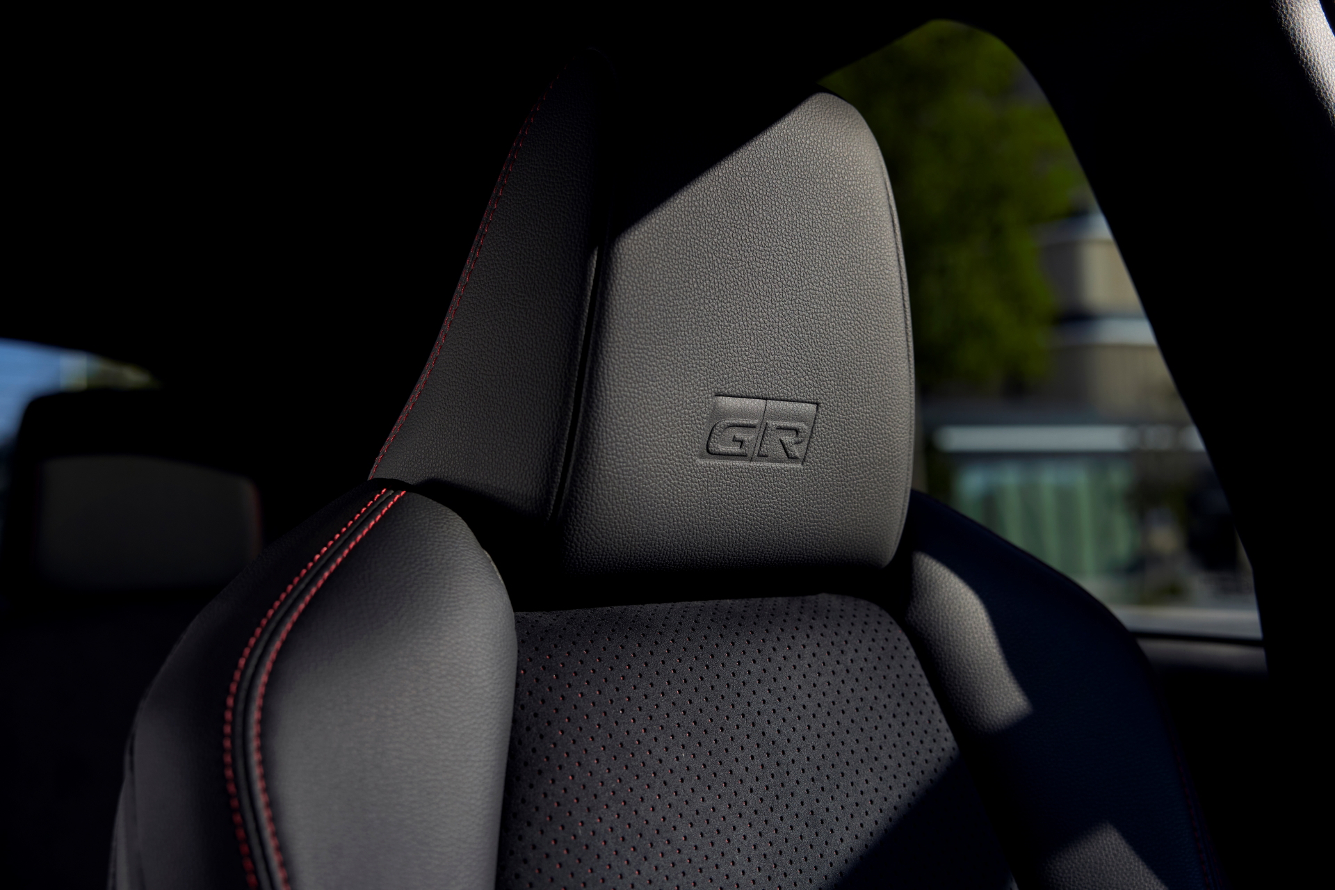 Vista detallada del cabecero del asiento en el Toyota Yaris GR Sport 2025.