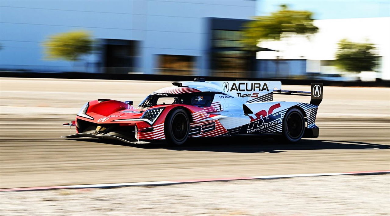Acura ARX-06 en acción durante pruebas de pretemporada de IMSA.
