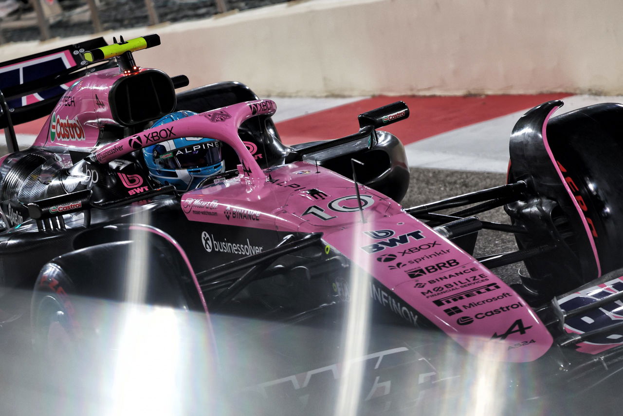 Pierre Gasly al volante del Alpine en Abu Dabi, mostrando su destreza.