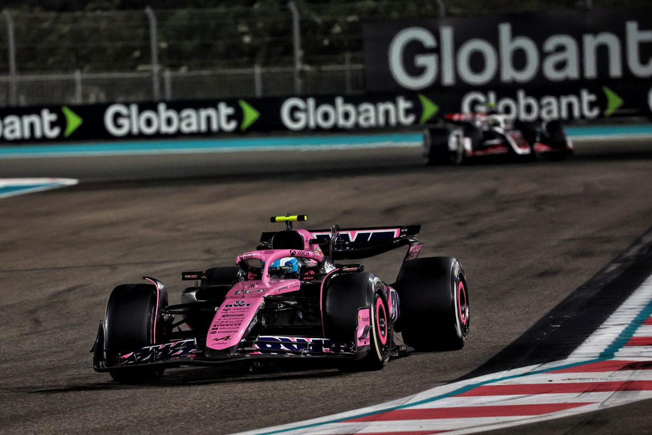 Pierre Gasly liderando el equipo Alpine en Abu Dabi, demostrando su destreza en pista.