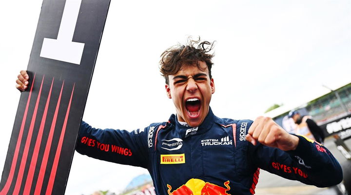 Arvid Lindblad celebra tras su victoria en Prema de Fórmula 2. 