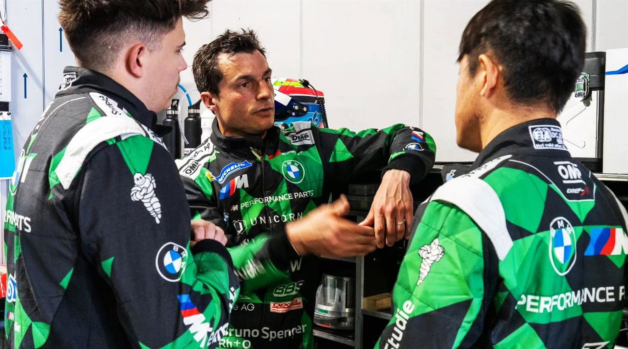 Bruno Spengler discutiendo estrategias con su equipo en el paddock.