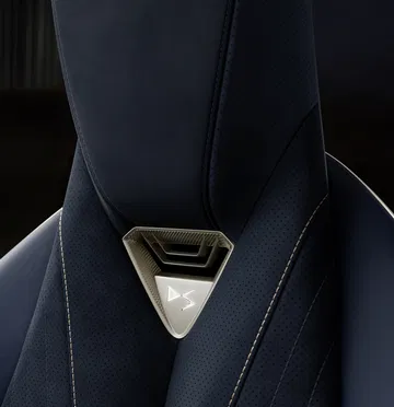 Detalle del reposacabezas en el interior del DS, destacando su diseño ergonómico.