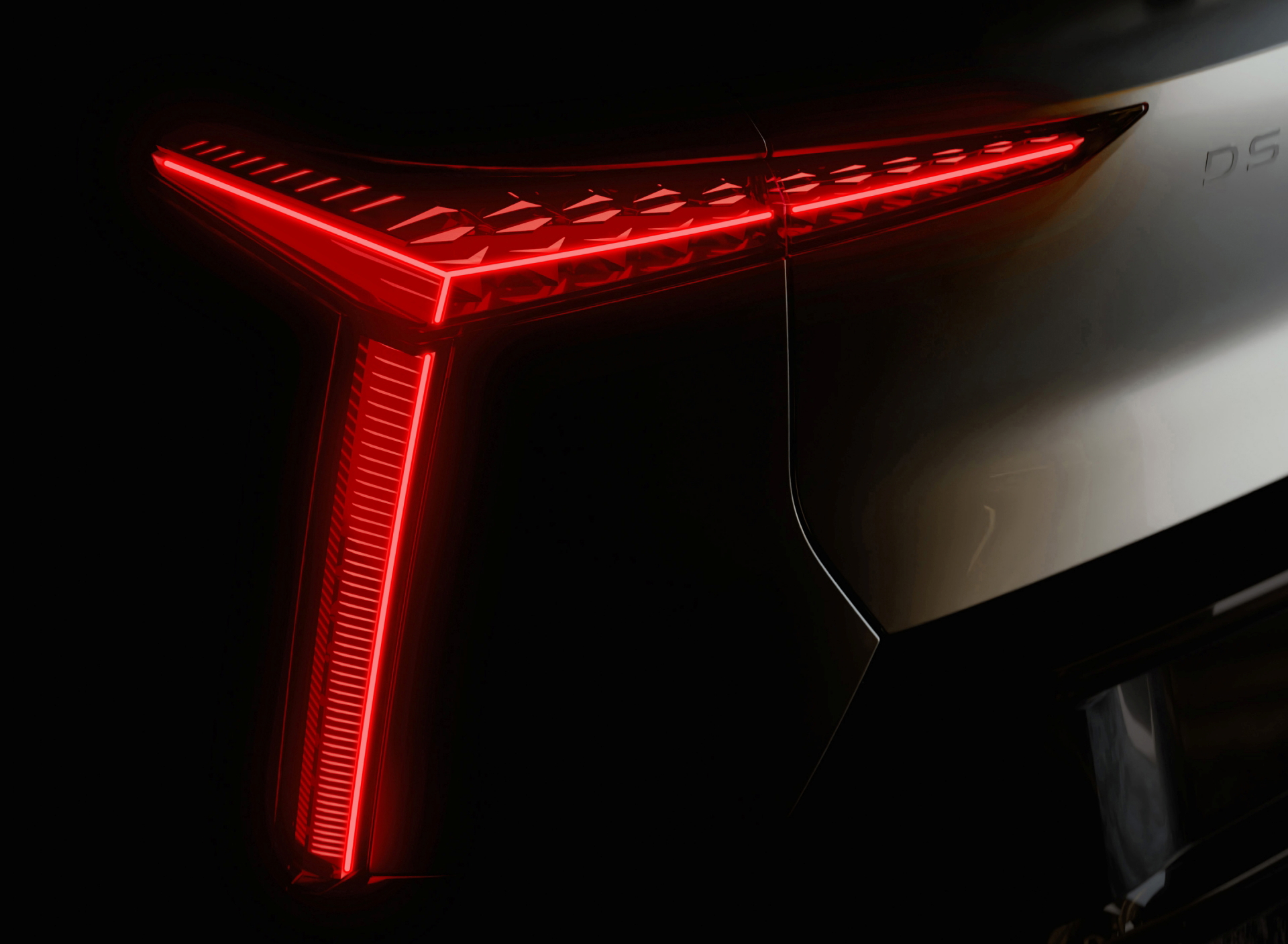 Detalle del innovador diseño trasero del DS No 8, destacando su iluminación LED