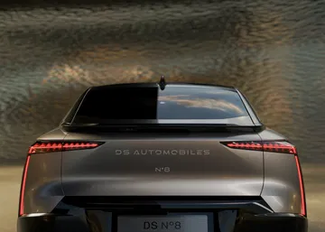 Vista trasera del DS No. 8, destacando su diseño aerodinámico y moderno.
