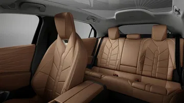 Elegante diseño interior con asientos de cuero que brindan comodidad y estilo.