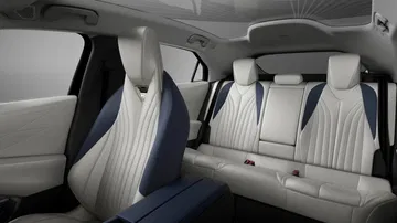 Vista del interior que destaca los asientos de diseño elegante y comodidad excepcional.