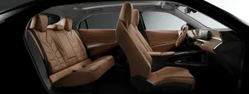 Interior elegante y espacioso con acabados de lujo, ideal para un viaje confortable.
