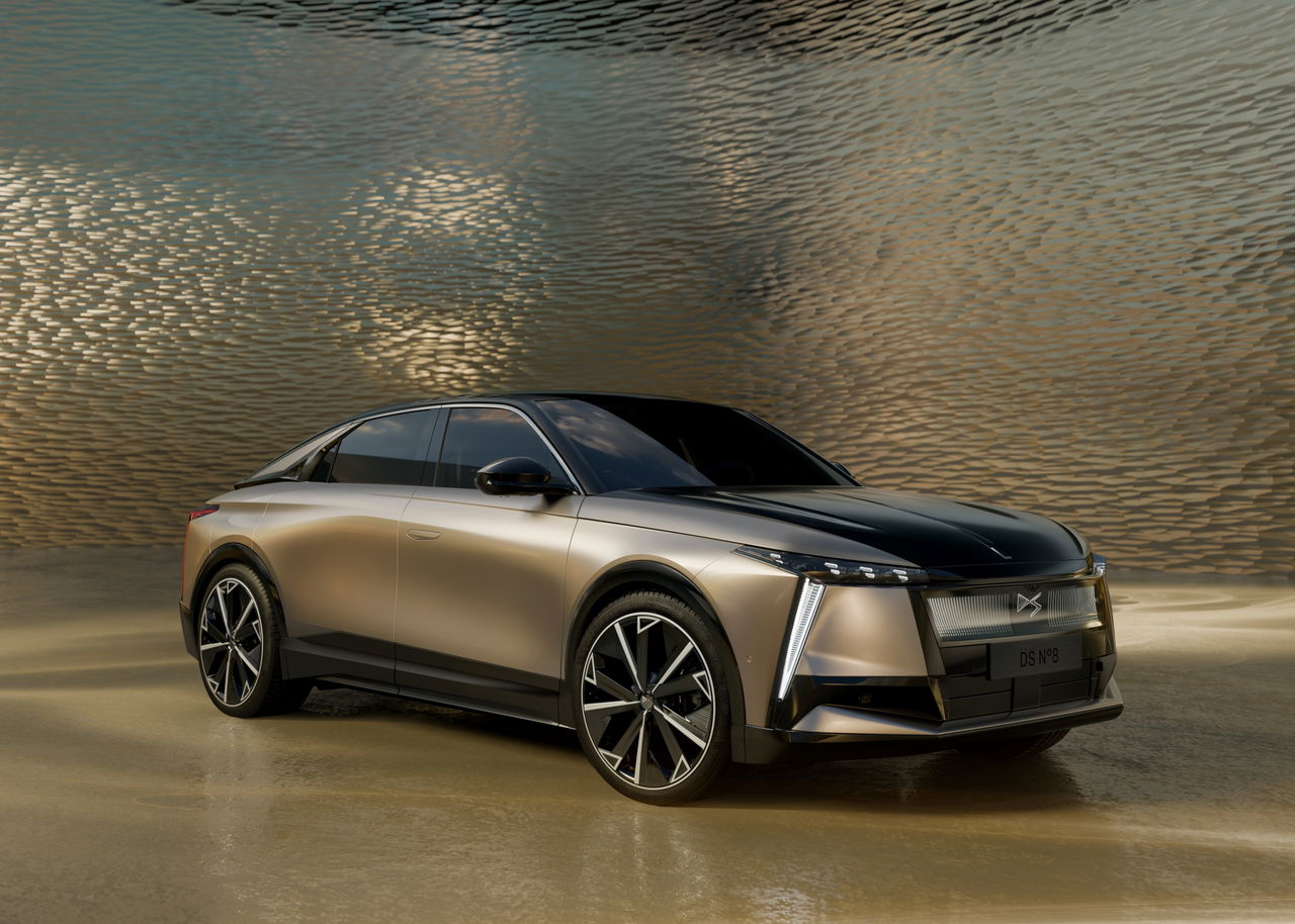 El DS No. 8 destaca por su elegante diseño futurista y tecnología avanzada.