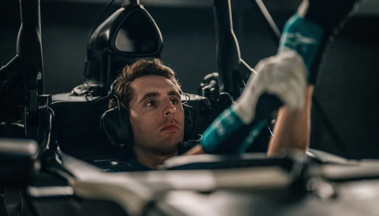 Dani Juncadella, enfocado en el simulador, destaca la precisión del entrenamiento.