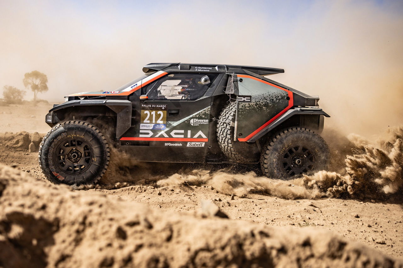 El nuevo vehículo de rally se enfrenta a un terreno desafiante con gran potencia.