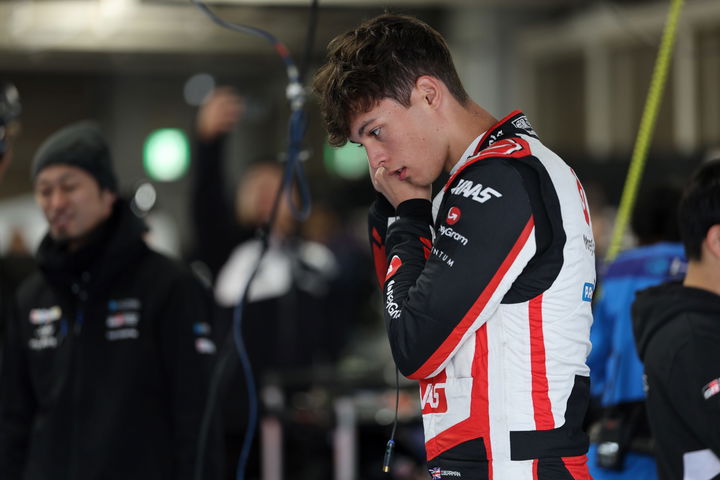 Oliver Bearman en el paddock, en espera de su turno de pruebas.