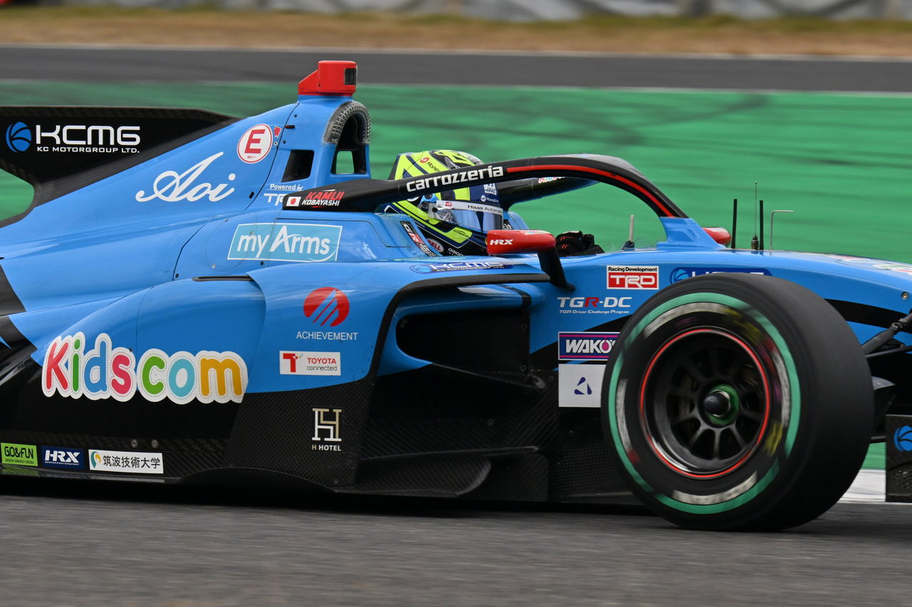 Oliver Bearman en su monoplaza, mostrando agilidad en pista.