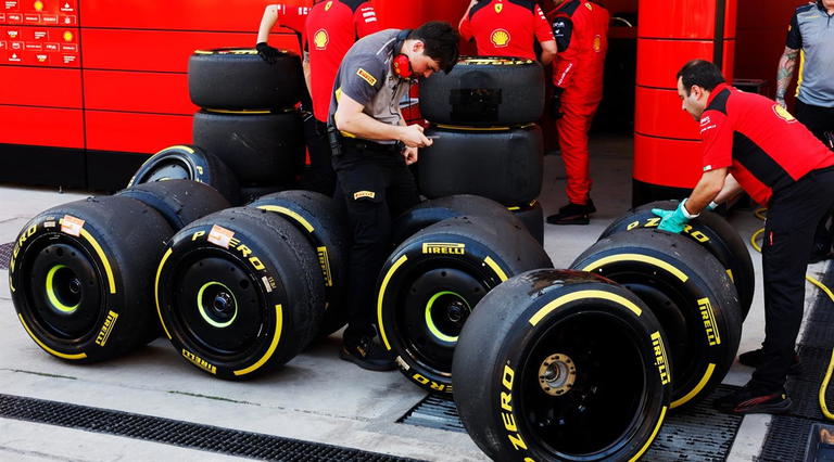 Neum&aacute;ticos Pirelli listos para ser utilizados por el equipo Ferrari en 2024.