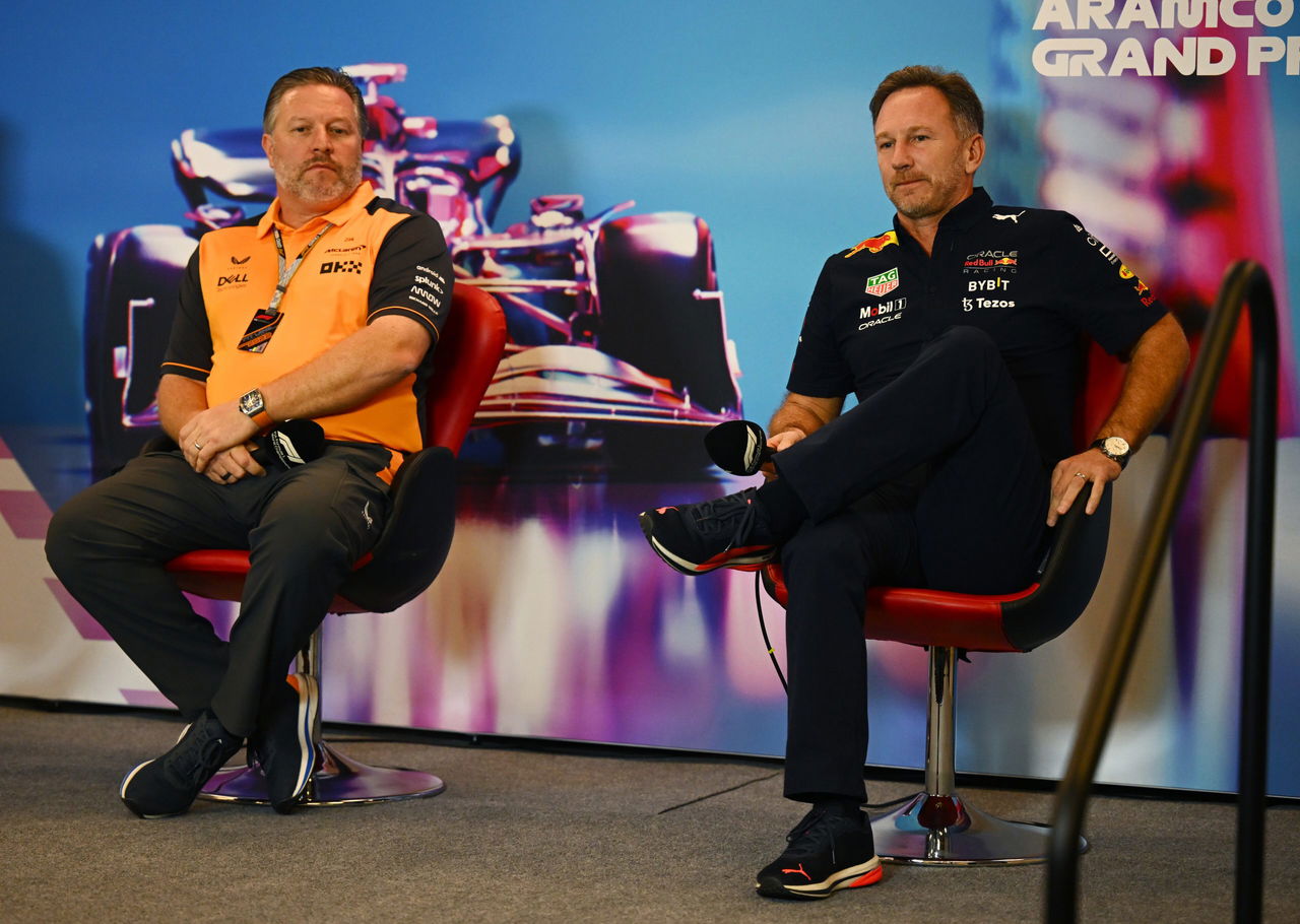 Christian Horner y otro ejecutivo discuten la próxima temporada de Fórmula 1.