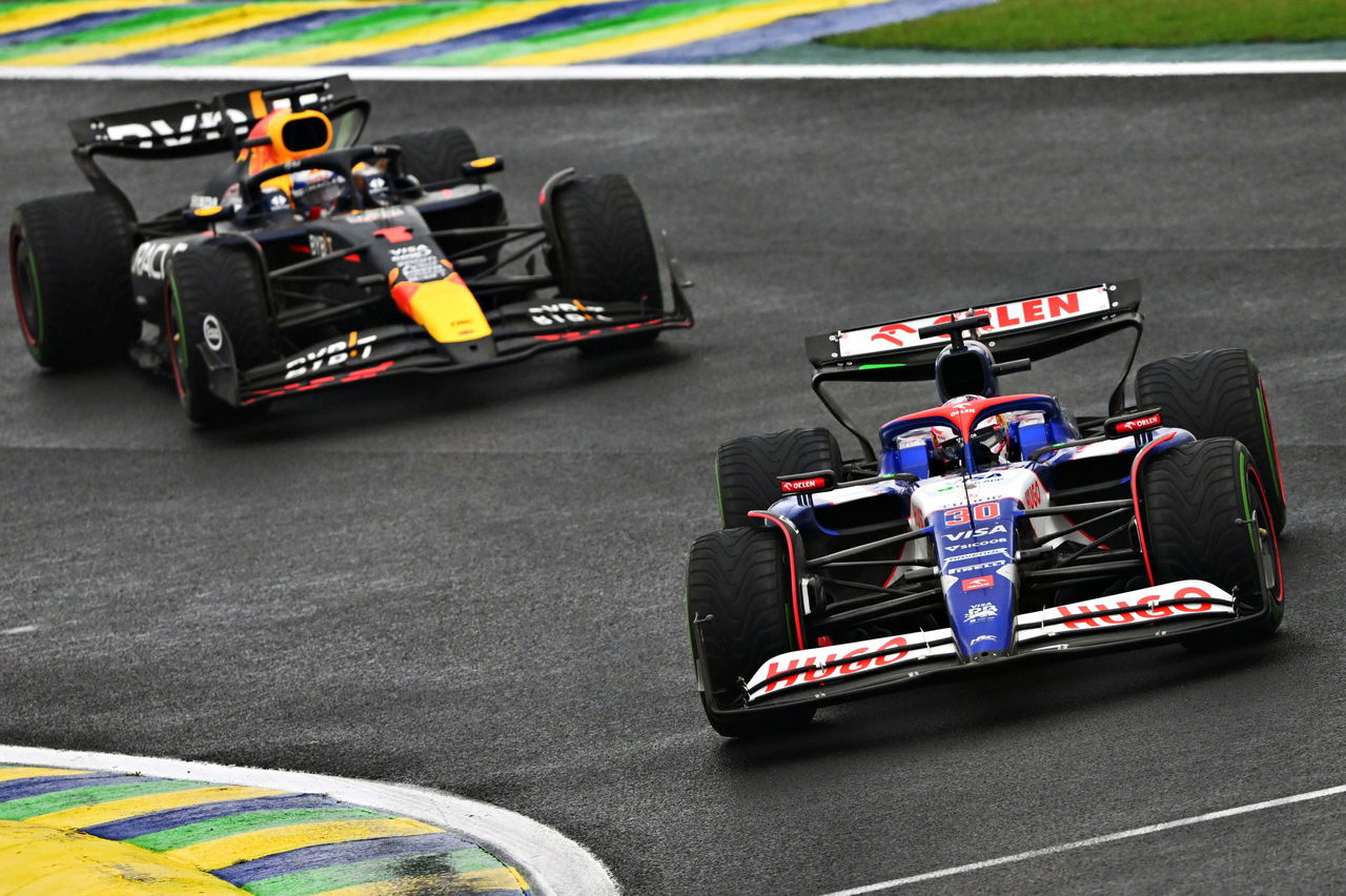 Los coches de F1 en plena competencia, mostrando diseño aerodinámico y velocidad