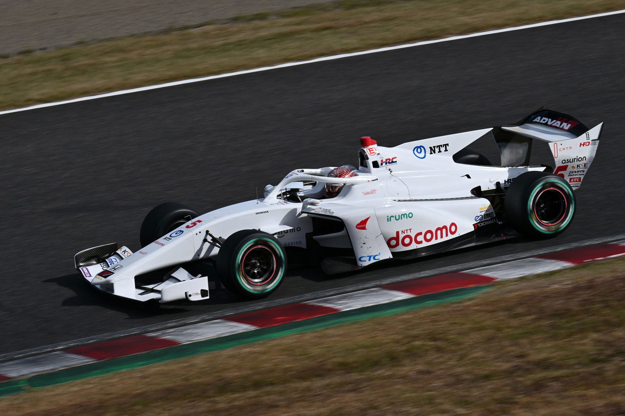 Tadasuke Makino demostrando velocidad en Suzuka con su monoplaza
