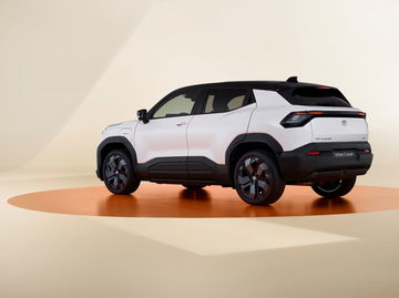 Vista lateral y trasera del Toyota Urban Cruiser, un SUV compacto con diseño moderno.