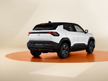 Vista trasera y lateral del Toyota Urban Cruiser, un SUV compacto con diseño moderno.