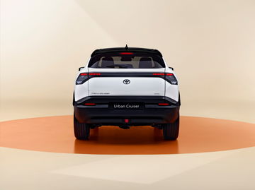 Vista trasera del Toyota Urban Cruiser, mostrando un diseño moderno y atractivo.