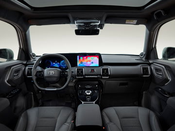 Interior del Toyota Urban Cruiser, con diseño moderno y tecnología avanzada.