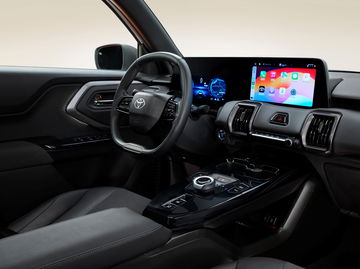 Interiores modernos y funcionales con tecnología avanzada para el Toyota Urban Cruiser.