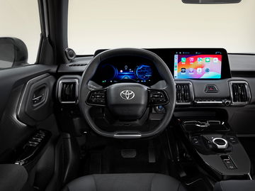 Vista del interior del Toyota Urban Cruiser, destacando su pantalla y diseño moderno.