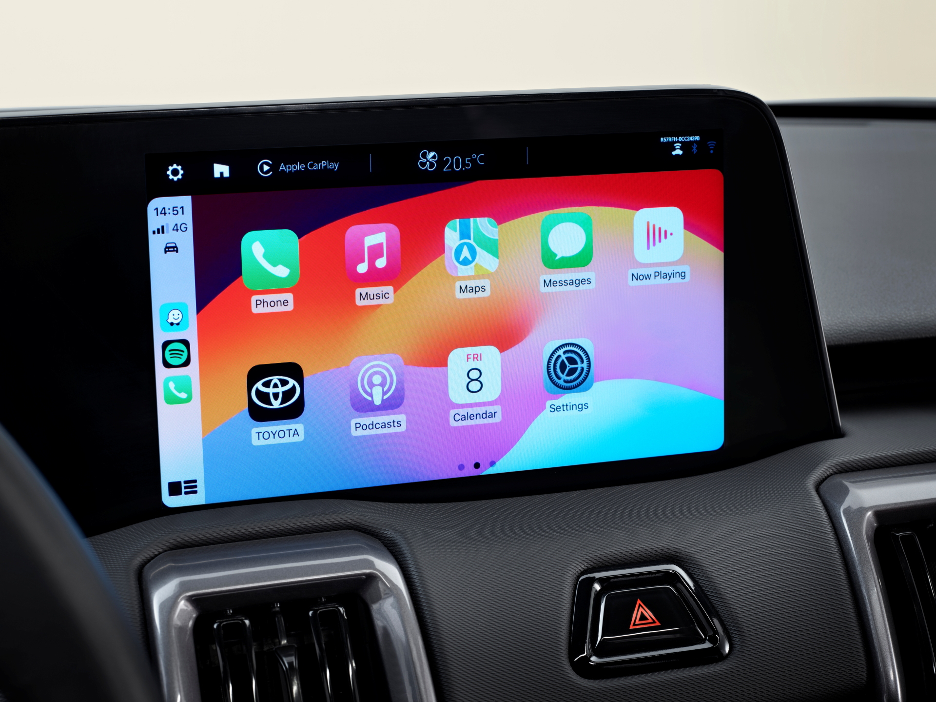 Pantalla de infoentretenimiento con conectividad avanzada en el Toyota Urban Cruiser.