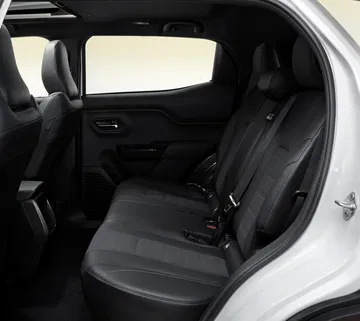 Vista del interior trasero del Toyota Urban Cruiser, destacando el diseño práctico de los asientos.