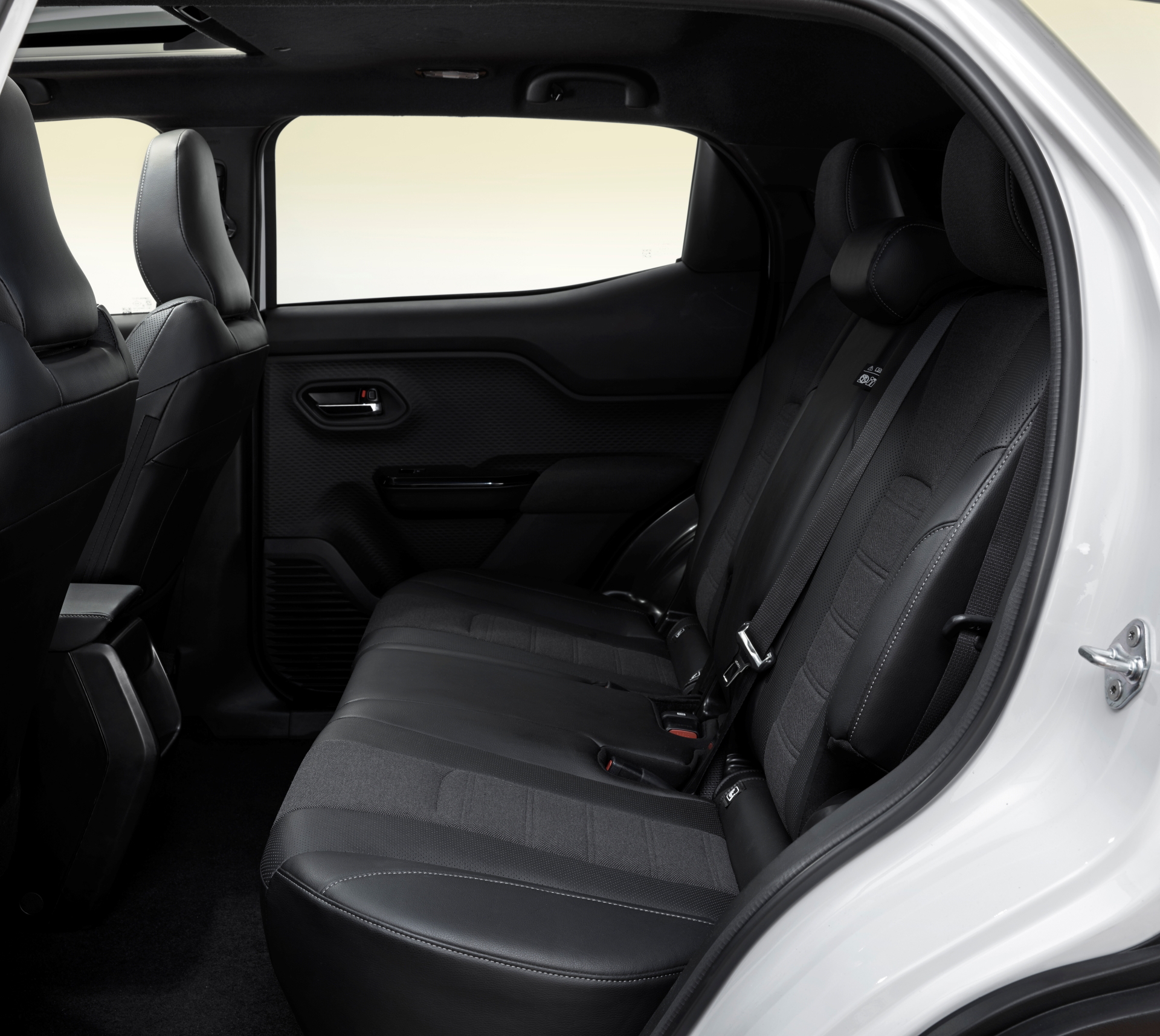 Vista del interior trasero del Toyota Urban Cruiser, destacando el diseño práctico de los asientos.