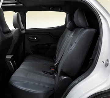 Interior trasero del Toyota Urban Cruiser mostrando asientos cómodos.