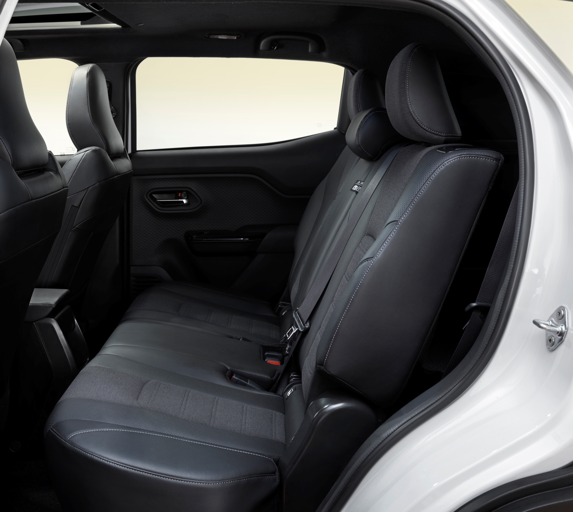 Interior trasero del Toyota Urban Cruiser mostrando asientos cómodos.