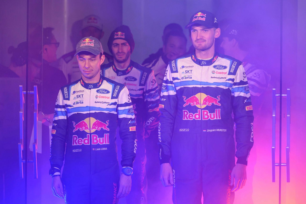 Pilotos de M-Sport haciendo su entrada, listos para competir en el WRC 2025.