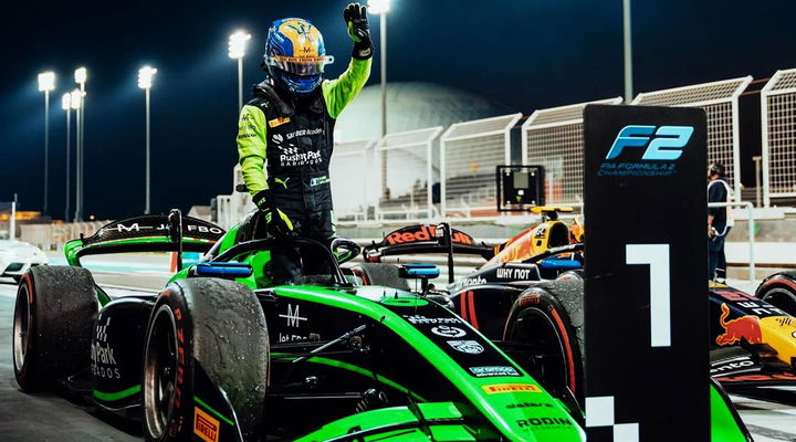 Zane Maloney celebrando en el podio con su coche Sauber en Fórmula 2.