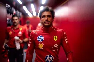 Carlos Sainz con el traje de Ferrari, listo para el gran premio. Carlos Sainz con el traje de Ferrari, listo para el gran premio.