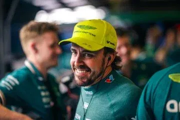 Fernando Alonso sonríe en el paddock tras un GP complicado. Fernando Alonso sonríe en el paddock tras un GP complicado.