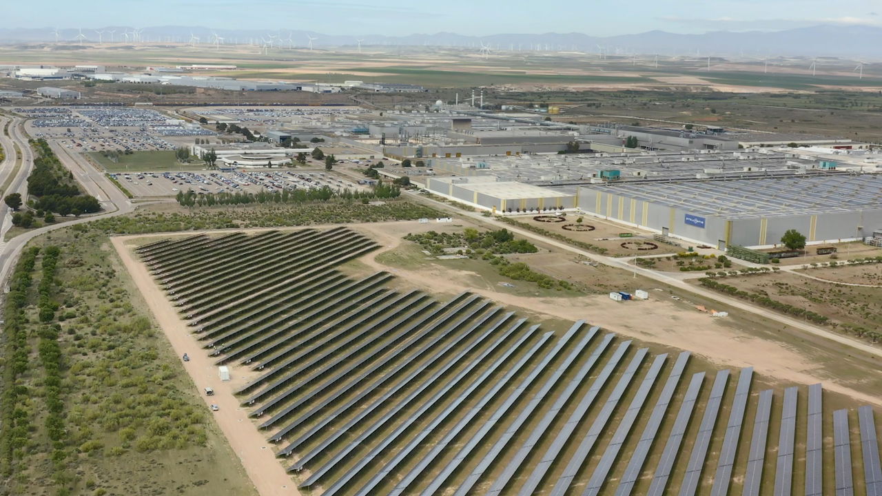 Vista aérea de los paneles solares en la planta de producción para baterías.