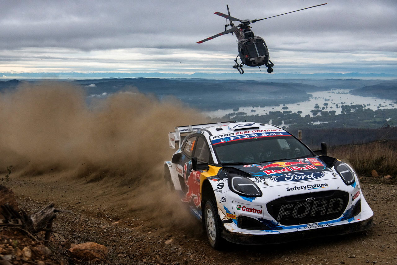 Adrien Fourmaux, al volante de su Ford Performance, mostrando su destreza en el WRC.