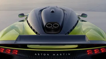 Vista trasera del Aston Martin Valhalla, destacando su diseño aerodinámico y detalles de motor