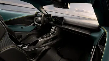El Aston Martin Valhalla combina lujo y tecnología en su interior minimalista y deportivo.