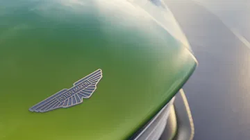 Detalle del emblemático logotipo de Aston Martin en el capó.