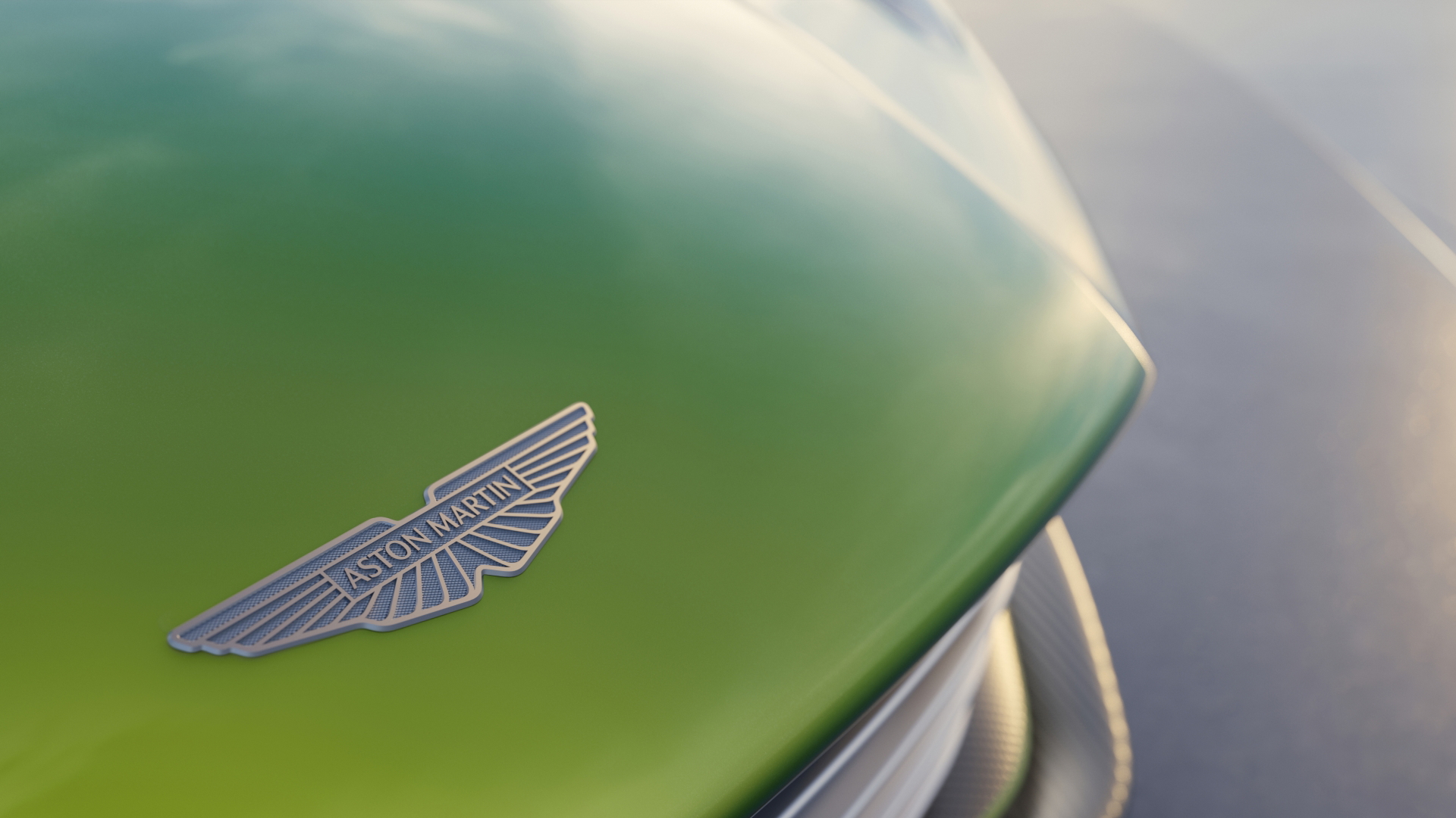 Detalle del emblemático logotipo de Aston Martin en el capó.