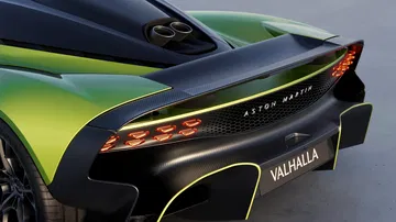 El Aston Martin Valhalla destaca con su diseño aerodinámico y agresivo.