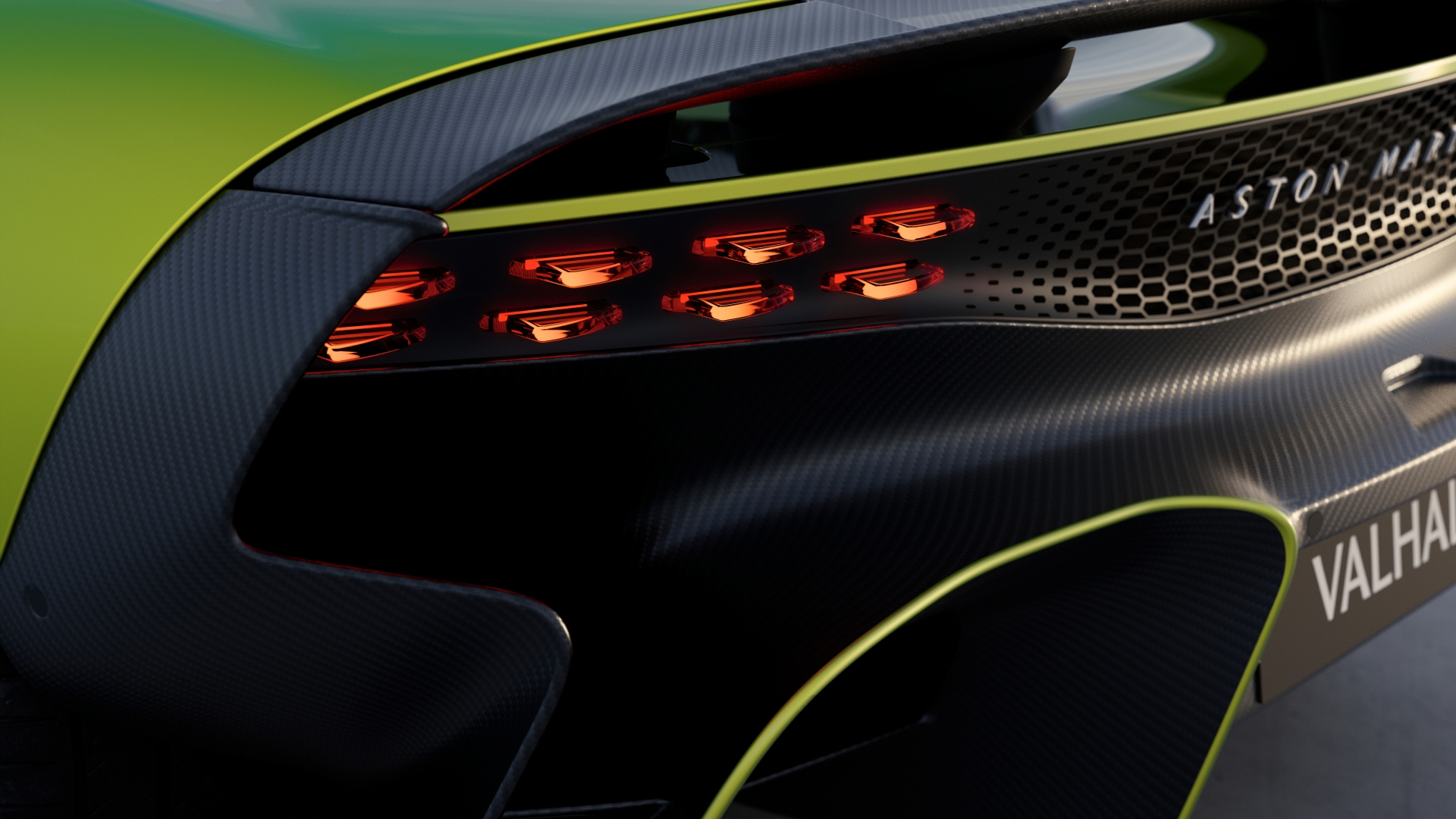 Vista trasera del Aston Martin Valhalla, mostrando sus impresionantes luces y diseño aerodinámico.