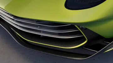 Detalle del agresivo diseño frontal del Aston Martin Valhalla. Aerodinámica al servicio de la estética.