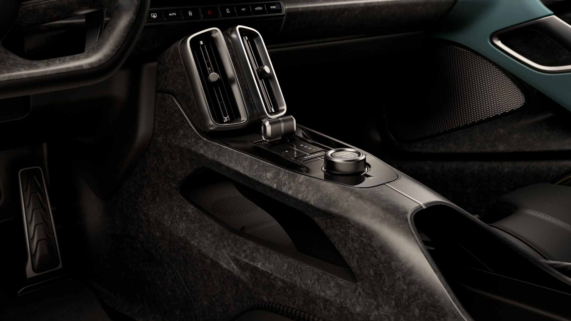 Detalle del salpicadero del Aston Martin Valhalla, enfocado en los controles y acabados exclusivos.